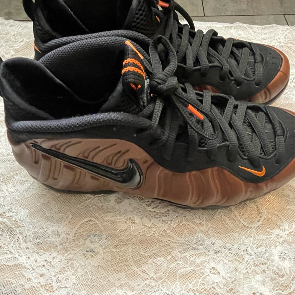 Nike Foamposite Black & Orange Men’s Size 8.5 - Picture 2 of 10